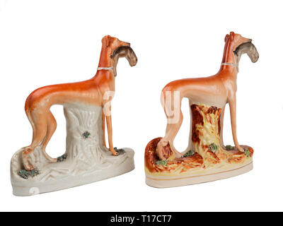 Coppia di ceramiche Staffordshire levrieri permanente con le lepri nelle loro bocche. Queste sono probabilmente le riproduzioni. Foto Stock