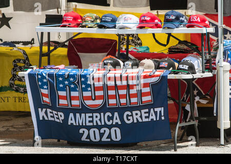 Un assortimento di Donald Trump e conservatore merchandise siede sul display al Trump Shop, un popup outdoor store in Helen, GA, il 2 giugno 2018. Foto Stock