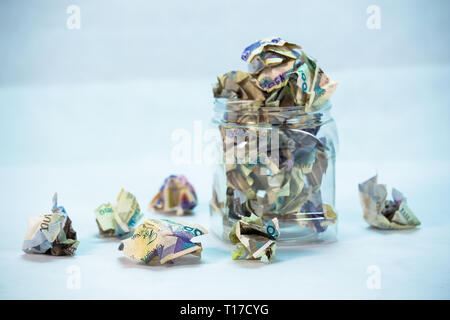 Crumpled naira note con sfondo bianco Foto Stock