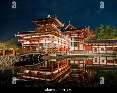 Una vista notturna dell'UNESCO elencati Byodo buddista di Tempio a Uji, a sud di Kyoto in Giappone Foto Stock