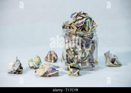 Crumpled naira note con sfondo bianco Foto Stock