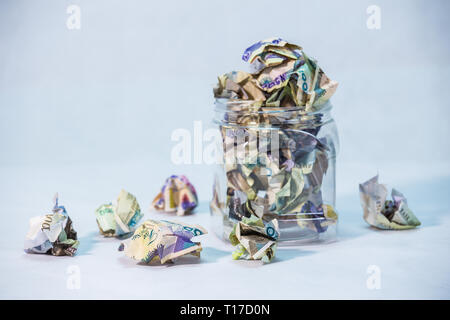 Crumpled naira note con sfondo bianco Foto Stock