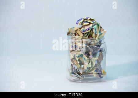 Crumpled naira note con sfondo bianco Foto Stock
