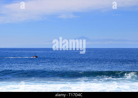 Vista dell'isola di Tenerife con il vulcano Teide con l'Oceano Atlantico in tra Foto Stock