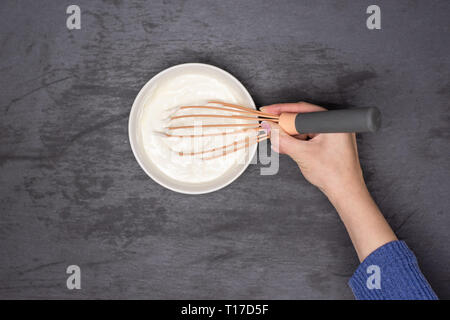 La donna invece è la miscelazione di cottage e una panna acida. ricetta passo dopo passo Cheesecake senza cottura al forno flatlay sulla pietra grigia Foto Stock