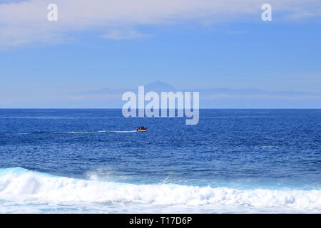 Vista dell'isola di Tenerife con il vulcano Teide con l'Oceano Atlantico in tra Foto Stock