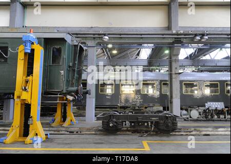 L'Italia, Fondazione FS Italiane, open day presso i laboratori della 'Squadra Rialzo' della stazione centrale di Milano, dove i treni storici sono conservati e ripristinati in occasione delle Giornate FAI di Primavera. Foto Stock