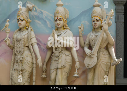 Tre sculture femmina su una facciata all'esterno del tempio Hindu Sri Senpaga Vinayagar , Singapore Foto Stock