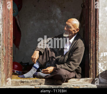 Vecchio uomo Uighur sul famoso mercato domenicale a Kashgar, regione autonoma di Xinjiang, Cina. Foto Stock