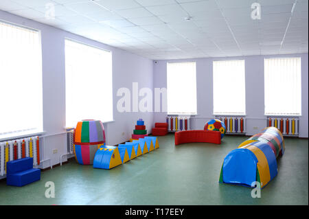 Interno della terapia fisica (riabilitazione) camera per la sindrome di Down bambini: giocattoli e apparecchiature di riabilitazione. Febbraio 12, 2019. A Kiev, Ucraina Foto Stock