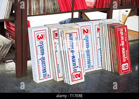 Bangkok, Tailandia - 14 Giugno 2011: Storage area con molti ordinatamente disposta treno autobus Segnaletica all'interno di Hualamphong stazione ferroviaria Foto Stock