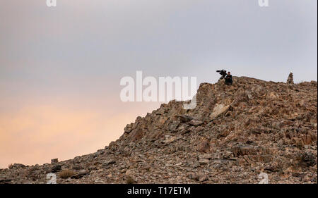 Il bayan Ulgii, Mongolia, 30 Settembre 2015: kazak eagle cacciatore con il suo eagle in montagna Foto Stock