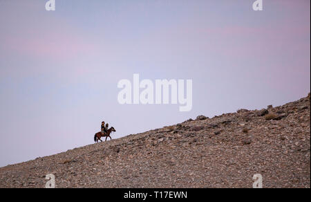 Il bayan Ulgii, Mongolia, 30 Settembre 2015: kazak eagle cacciatore con il suo eagle in montagna Foto Stock