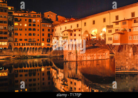 Il fiume Arno e il famoso Ponte Vecchio al tramonto da Ponte alle Grazie a Firenze, Toscana, Italia Foto Stock