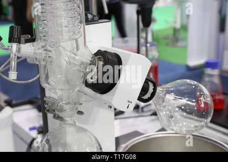 Un evaporatore rotativo in laboratorio chimico : per la rimozione di solventi da campioni Foto Stock