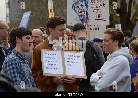 Londra, UK, 23 marzo 2019. Un uomo che tiene un cartello a marzo contro Brexit e a sostegno di un secondo referendum sull'adesione della Gran Bretagna all'UNIONE EUROPEA Foto Stock