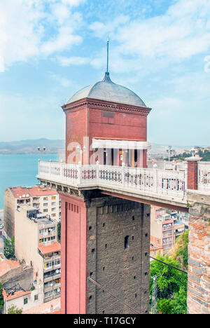Izmir, Turchia, 20 Maggio 2008: edificio con ascensore a Asansor Foto Stock