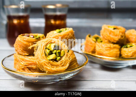 Arabo dessert a base di pistacchio servito con tè Foto Stock