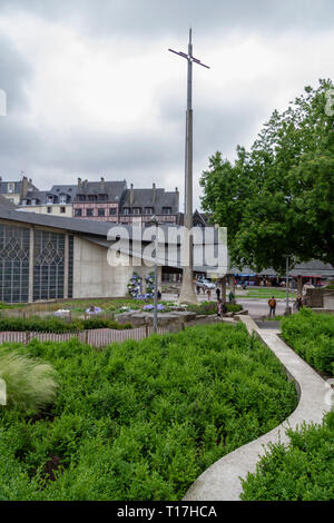 I giardini presso la Giovanna d Arco sito di esecuzione con la Chiesa cattolica di Santa Giovanna d'arco dietro, Rouen, Alta Normandia (Alta Normandia, Francia. Foto Stock