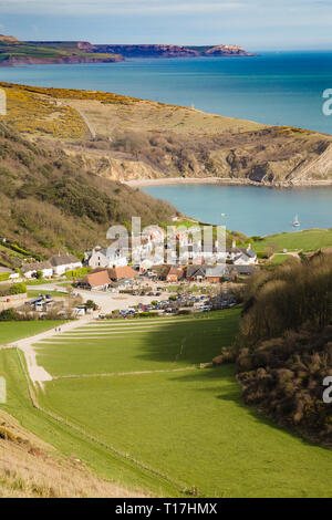 La vista dal sentiero costiero da Lulworth Cove di Durdle Dor guardando indietro verso Lulworth Cove con case in distanza. Foto Stock