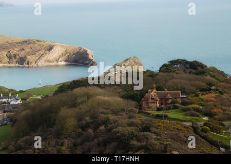 La vista dal sentiero costiero da Lulworth Cove di Durdle Dor guardando indietro verso Lulworth Cove con case in distanza. Foto Stock