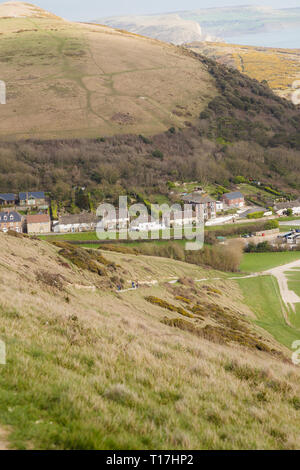 La vista dal sentiero costiero da Lulworth Cove di Durdle Dor guardando indietro verso Lulworth Cove con case in distanza. Foto Stock