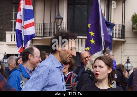 Uomo vecchio che parla con la più giovane donna a anti-Brexit marzo a Londra il 23 marzo 2019 Foto Stock