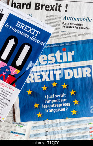 Giornale francese articoli circa il Regno Unito a lasciare l'UE e i pericoli del disco Brexit. Foto Stock