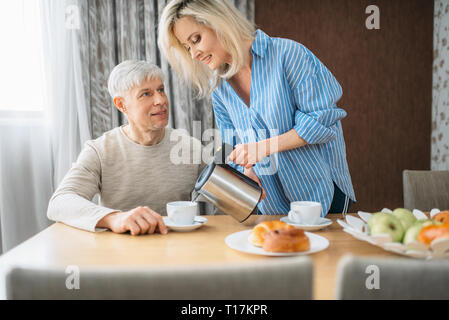 Coppia moglie considera il marito a colazione a casa Foto Stock