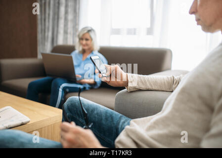 Allegro adult love matura in appoggio a casa Foto Stock