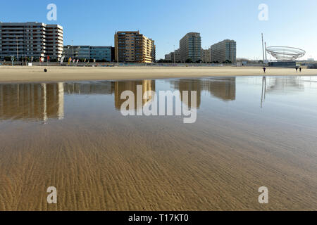 Matosinhos, Portogallo - 26 Novembre 2015: parte sudoccidentale della graziosa città di Matosinhos, una città di Porto, Portogallo, che si riflette nel suo mare spiaggia du Foto Stock