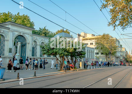 Istanbul, Turchia, 23 agosto 2018: Divan Yolu Street nel quartiere di Sultanahmet. Divan Yolu è il quartiere storico di Istanbul, street che leeds Sultan Ahmet Par a Foto Stock