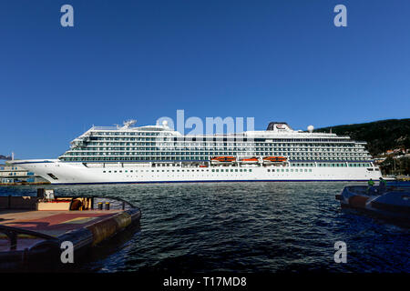 Nave da crociera Viking Sky nel porto di Bergen, Norvegia, dieci giorni prima del drammatico incidente di Hustadvika più a nord sulla costa norvegese. Coinciden Foto Stock