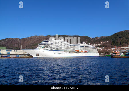 Nave da crociera Viking Sky nel porto di Bergen, Norvegia, dieci giorni prima del drammatico incidente di Hustadvika più a nord sulla costa norvegese. Foto Stock