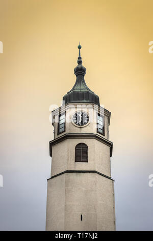 Da vicino i dettagli della famosa Fortezza di Belgrado Kalemegdan, Sahat kula (torre dell'orologio), in Serbia durante l ora d'oro Foto Stock