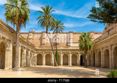 Si tratta di una forma rettangolare chiostro neoclassico, con quattro gallerie, è stato intrapreso tra il 1785 e il 1797, l'entrata del tempio si trova a t Foto Stock