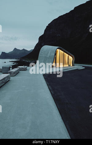 La forma ondulata in cemento e vetro architettura di Ureddplassen area riposo sulla Helgelandskysten Norwegian itinerario panoramico Nordland in Norvegia Foto Stock