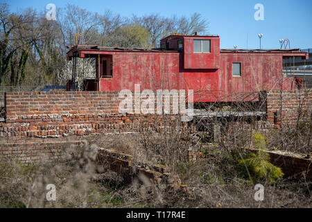 Il vecchio treno caboose - abbandonato. Foto Stock