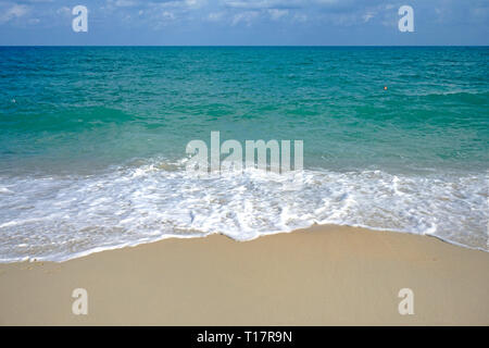 Sovratensione sul lonely Lamai Beach, Koh Samui, Golfo di Thailandia, Tailandia Foto Stock