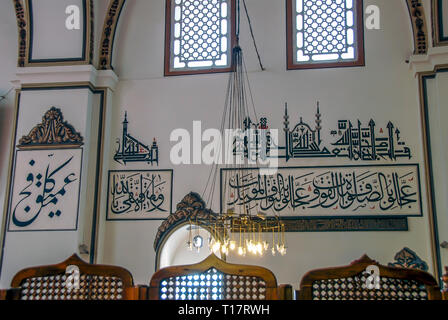 Bursa, Turchia, 30 Aprile 2012: calligrafia ottomana, Ulu moschea o grande moschea costruita in stile Seljuk, è stata ordinata dal sultano ottomano Bayezid Foto Stock