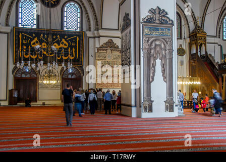 Bursa, Turchia, 30 Aprile 2012: calligrafia ottomana, Ulu moschea o grande moschea costruita in stile Seljuk, è stata ordinata dal sultano ottomano Bayezid Foto Stock