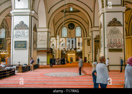 Bursa, Turchia, 30 Aprile 2012: calligrafia ottomana, Ulu moschea o grande moschea costruita in stile Seljuk, è stata ordinata dal sultano ottomano Bayezid Foto Stock