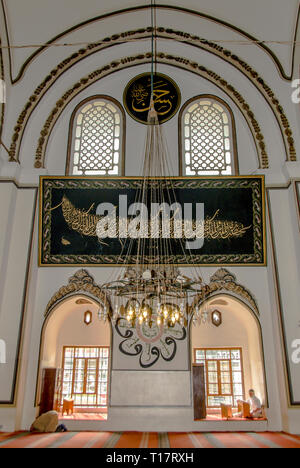 Bursa, Turchia, 30 Aprile 2012: calligrafia ottomana, Ulu moschea o grande moschea costruita in stile Seljuk, è stata ordinata dal sultano ottomano Bayezid Foto Stock