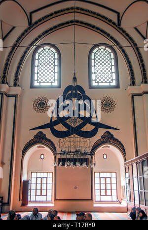 Bursa, Turchia, 30 Aprile 2012: calligrafia ottomana, Ulu moschea o grande moschea costruita in stile Seljuk, è stata ordinata dal sultano ottomano Bayezid Foto Stock