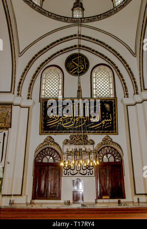 Bursa, Turchia, 30 Aprile 2012: calligrafia ottomana, Ulu moschea o grande moschea costruita in stile Seljuk, è stata ordinata dal sultano ottomano Bayezid Foto Stock