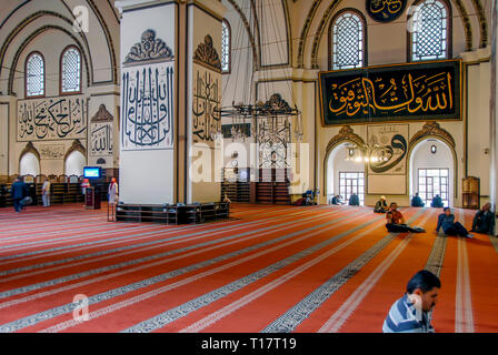 Bursa, Turchia, 30 Aprile 2012: calligrafia ottomana, Ulu moschea o grande moschea costruita in stile Seljuk, è stata ordinata dal sultano ottomano Bayezid Foto Stock