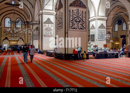 Bursa, Turchia, 30 Aprile 2012: calligrafia ottomana, Ulu moschea o grande moschea costruita in stile Seljuk, è stata ordinata dal sultano ottomano Bayezid Foto Stock