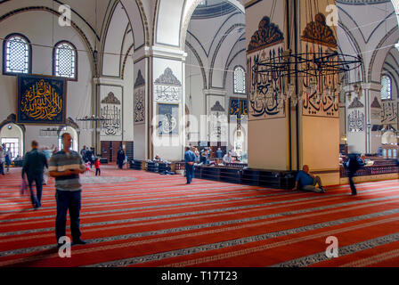 Bursa, Turchia, 30 Aprile 2012: calligrafia ottomana, Ulu moschea o grande moschea costruita in stile Seljuk, è stata ordinata dal sultano ottomano Bayezid Foto Stock