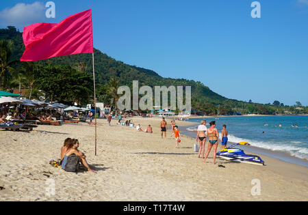 Bandiera rossa a Lamai Beach, avviso di precarie condizioni di nuoto, Koh Samui, Golfo di Thailandia, Tailandia Foto Stock