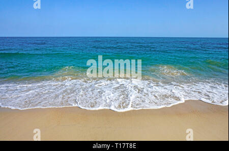 Sovratensione sul lonely Lamai Beach, Koh Samui, Golfo di Thailandia, Tailandia Foto Stock